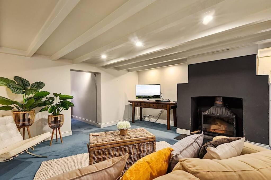 Blackwood Tree Cottage - Heritage Listed Property - Evandale! ภายนอก รูปภาพ